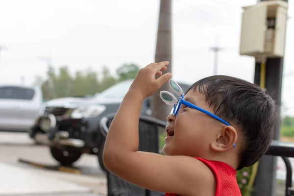 Lindo asiático chico es emocionado acerca de su nuevo gafas . — Foto de Stock