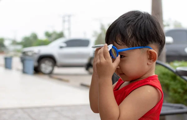 Lindo asiático chico es emocionado acerca de su nuevo gafas . — Foto de Stock