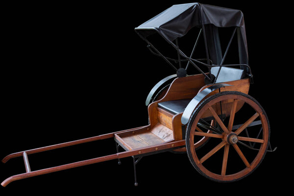 рикша на черном фоне
