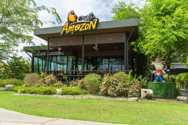 : Saraburi, Thailand - 5 Mayıs: Bas-konuþ petrol istasyonunda 5 Mayıs 2018 yılında: Saraburi, Thailand Cafe Amazon içecek Dükkanı. Bir ünlü Tay franchise kahve ev Tayland.