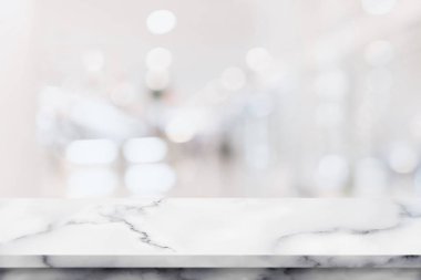 Boş tablosunun üst kısmındaki beyaz mermer iç alışveriş arka plan için.