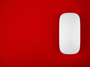 Kırmızı fare yastık doku arka plan üzerinde beyaz bilgisayar fare üstten görünüm.