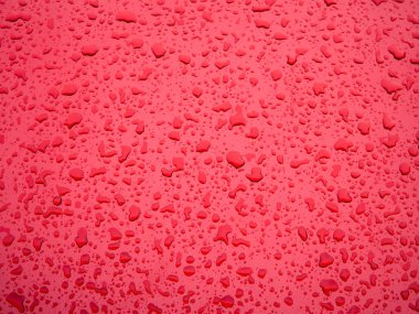 Yağmur damlaları kırmızı metal doku ve arka plan.