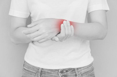 kadın elini tırmalamak.