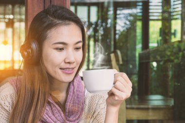 Güzel genç müzik ve kahve içme mutluluk dinlerken. İnsanlar eğlence kavramı relax.