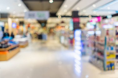 Arka plan için alışveriş merkezindeki iç mekanın bulanık görüntüsü.