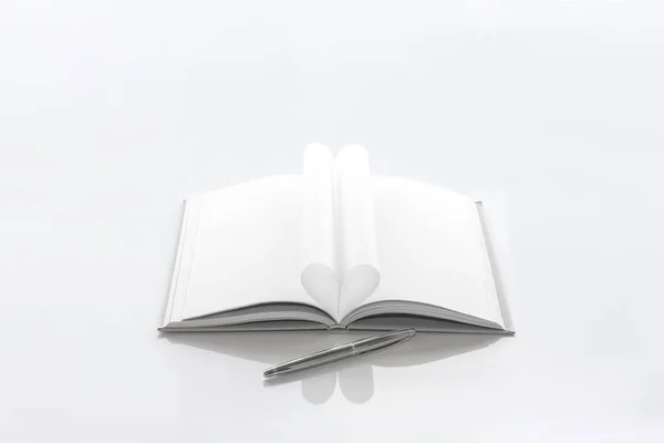 白い背景の上の本のハート形 ソフト フォーカス — ストック写真