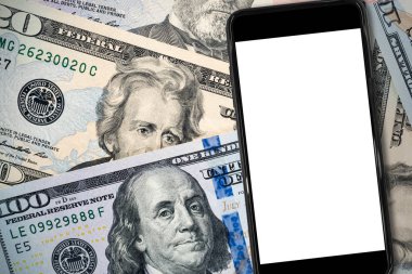 Para Amerikan dolar arka plan üzerinde siyah smartphone.