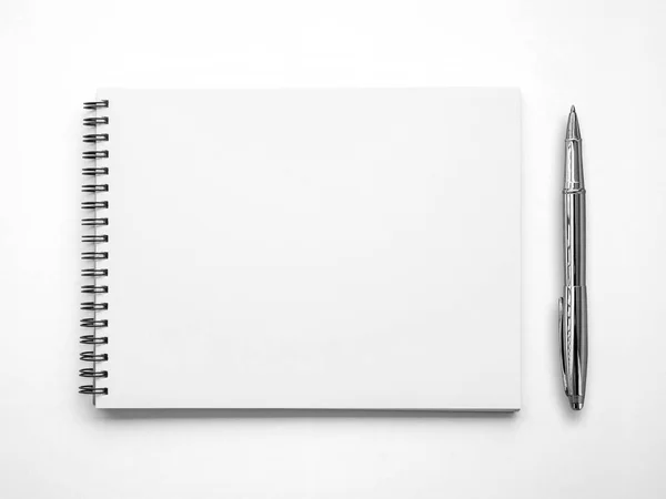 Caderno Papel Branco Bloco Notas Uma Caneta Sobre Fundo Branco — Fotografia de Stock