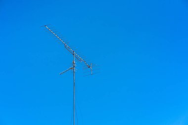 TV anteni ile mavi gökyüzü arka plan.