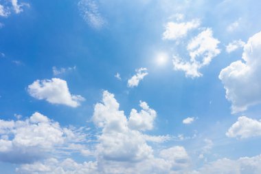 Beautyful mavi gökyüzü ve bulutlar doğal renkli.