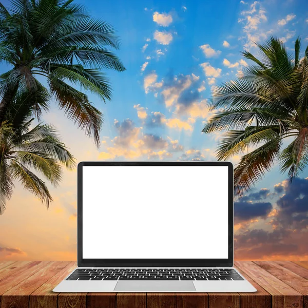 Laptop Houten Tafel Met Zonsondergang Achtergrond Van Het Tropische Strand — Stockfoto