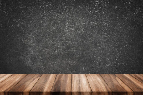 グランジ コンクリート壁テクスチャ背景を持つ木製のテーブルの空の上 — ストック写真