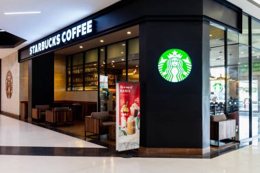 Roi Et, Tayland - 13 Kasım 2018: Starbucks Robinson mağaza mağaza. Starbucks dünyanın en büyük kahvehane şirketidir.