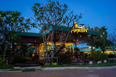 Nakhon Ratchasima, Tayland - Kasım 22: Cafe Amazon İçecek Dükkanı 22 Kasım 2018 yılında Nakhon Ratchasima, Tayland bas-konuþ petrol istasyonunda. Bir ünlü Tay franchise kahve ev Tayland.
