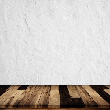 Boş tablosunun üst kısmındaki ahşap beyaz beton duvar arka plan ile. İçin görüntüleme veya ürün montaj.