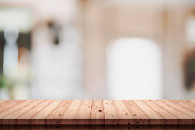 Boş tablosunun üst kısmındaki wodd ile kafe ya da kahve dükkanı arka plan bulanıklık.