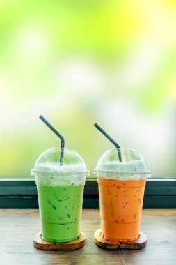 Cafe ahşap masa üzerinde Tay buzlu çay ve Yeşil Çay Iced.