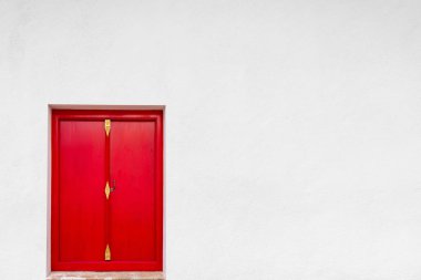 Beyaz duvar arka plan ile eski kırmızı kapı.