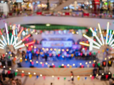 Arka plan için alışveriş merkezindeki iç mekanın bulanık görüntüsü.