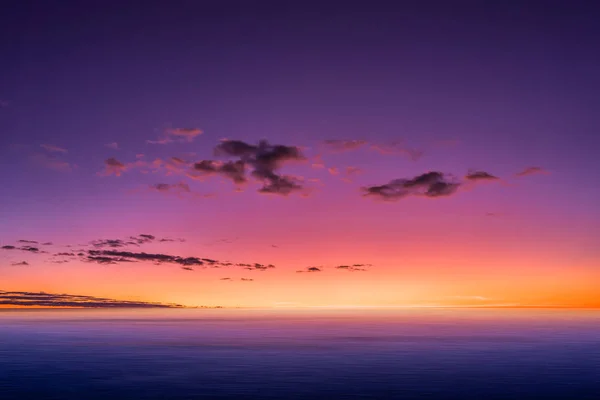 海背景に日の出前にきれいな空 オレンジと青の空の自然なグラデーション — ストック写真
