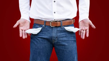 Adam boş ceplerini kırmızı duvar arka plan üzerinde gösterilen. Çin yeni yılı konsept.