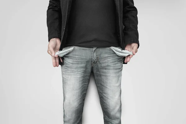 Hombre Mostrando Sus Bolsillos Vacíos Sobre Fondo Pared Gris —  Fotos de Stock