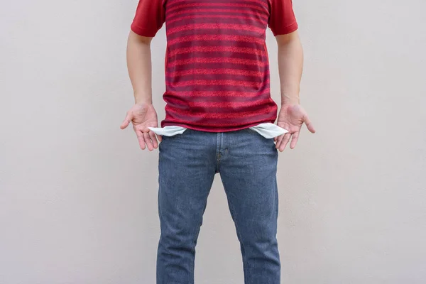 Hombre Mostrando Sus Bolsillos Vacíos Fondo Pared Cemento —  Fotos de Stock