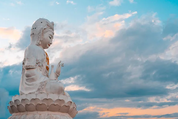 Bela Estátua Guan Yin Com Fundo Natural Céu — Fotografia de Stock