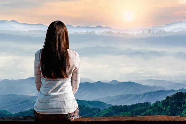 Jovem Viajante Mulher Estão Sentados Olhando Para Nascer Sol Com — Fotografia de Stock