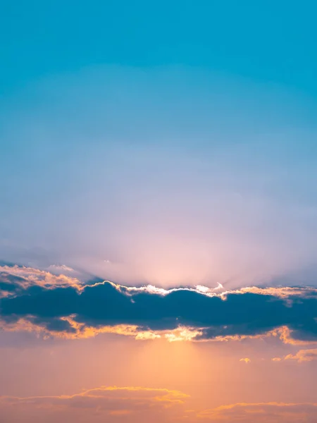 Абстрактний градієнтний схід сонця в небі з синім і помаранчевим кольором — стокове фото