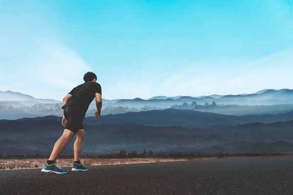 Jovem gosta de correr fora com bela noite de verão no campo . — Fotografia de Stock