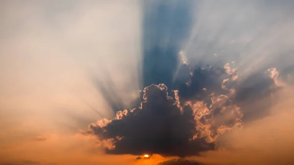 Schöner Himmel mit natürlichem Hintergrund bei Sonnenuntergang. — Stockfoto