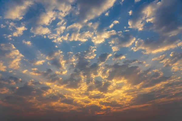 Céu azul bonito e nuvens fundo natural. — Fotografia de Stock