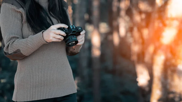 카메라와 함께 야외 숲 자연 backgr에에서 여자 사진 — 스톡 사진