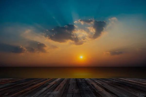 Bel tramonto e cielo blu e nuvole con vecchio pavimento in legno — Foto Stock