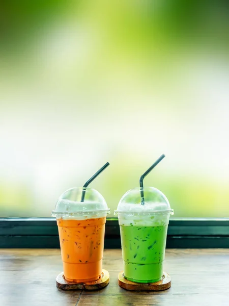 Iced green tea and Thai iced tea on wood table. — Stock Photo, Image