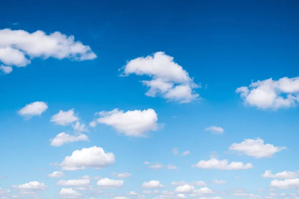 Blauwe lucht en de wolken natuurlijke achtergrond. — Stockfoto