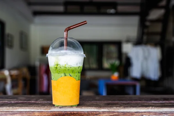 Moka glacé ou thé vert dans une tasse en plastique sur une table en bois dans le café — Photo