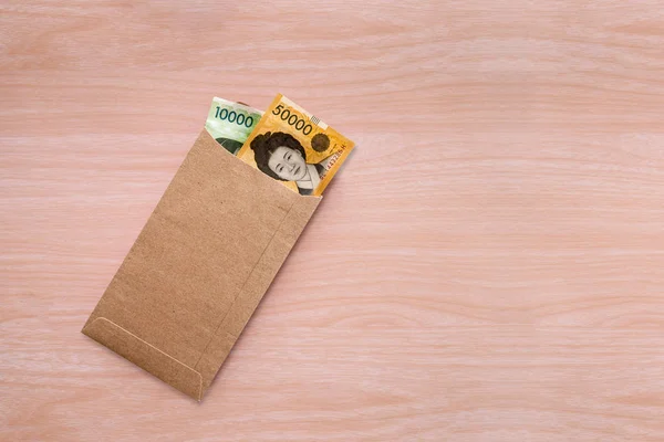 Billetera rosa sobre fondo de mesa de madera . — Foto de Stock