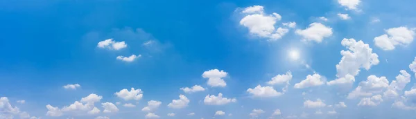 Panorama céu e nuvem de fundo . — Fotografia de Stock