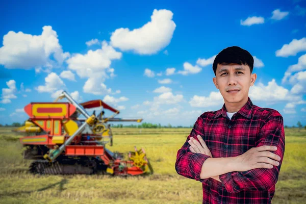 Portret przystojnego młodego rolnika pracując w swoim polu ryżowym. — Zdjęcie stockowe