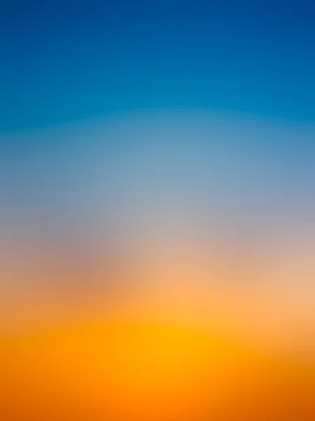 Gradiente abstrato nascer do sol no céu com fundo natural azul e laranja . — Fotografia de Stock