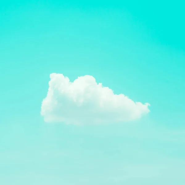 Mavi gökyüzü arka plan üzerinde Bulut - Vintage etkisi tarzı resim — Stok fotoğraf