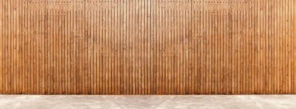 Parete in legno con pavimento in cemento . — Foto Stock