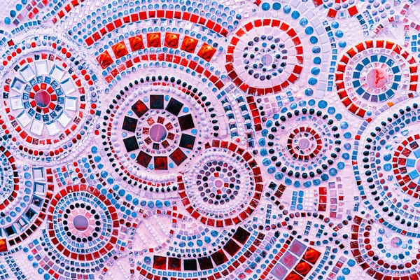 Настенная фактура, украшенная разноцветной керамикой . — стоковое фото