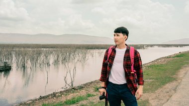 Genç gezgin adam yaz aylarında gölde kalıyor.