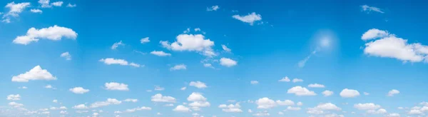 Панорама неба и облачный фон . — стоковое фото