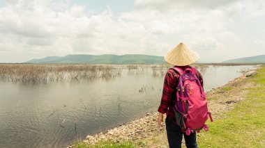 Genç gezgin adam yaz aylarında gölde kalıyor.