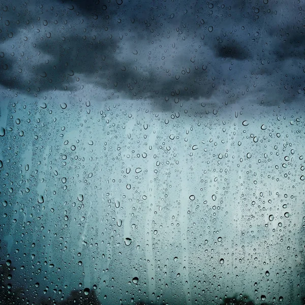 Krople wody deszczowej na fakturze szkła okienne. — Zdjęcie stockowe
